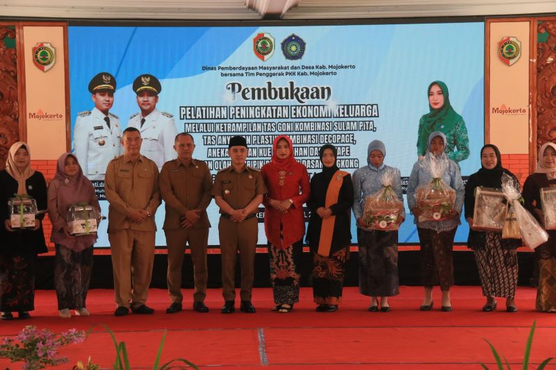 BERDAYAKAN PEREMPUAN: Bupati Mojokerto Muhammad Albarraa dan Ketua TP PKK Shofiya Hanak Albarraa menyatakan komitmennya dalam memperkuat peran perempuan melalui pelatihan keterampilan kader PKK.