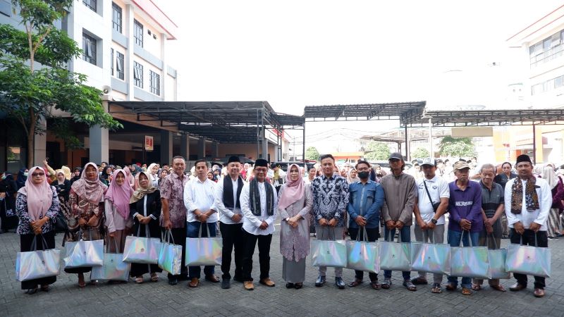 TALI ASIH: Manajemen RSUD Prof dr Soekandar membagikan sembako kepada masyarakat sekitar usai apel khusus rangkaian HUT ke-25 dan Hari Kartini, Senin (21/4).