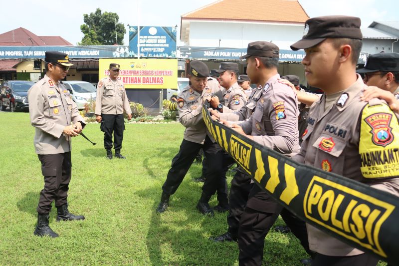 ANTI HURU-HARA: Personel Polres Mojokerto Kota mengikuti latihan pengendalian massa, kemarin.