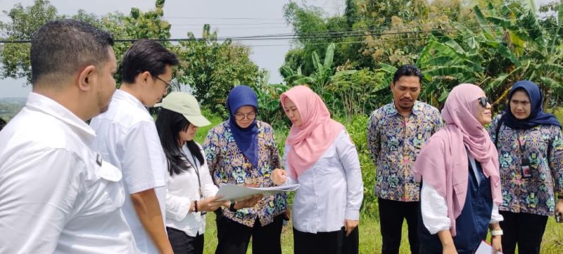 DIMATANGKAN: Dirjen Prasarana Strategis Kementrian PU didampingi dinas PUPR, dinas sosial, dan BPKAD melakukan verifikasi bangunan dan lahan yang hendak dimanfaatkan sekolah rakyat di Kabupaten.