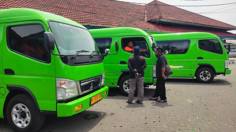 TRANSPORTASI UMUM: Angkutan Mojokerto-Batu mulai kembali beroperasi kemarin. Setelah sebulan lebih ngandang terimbas longsor Pacet.
