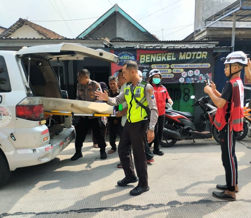 NAHAS: Jasad korban dievakuasi petugas ke RSUD dr Wahidin Sudiro Husodo Kota Mojokerto untuk divisum, Selasa (22/4).
