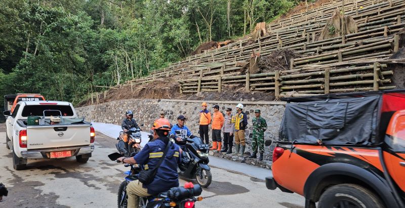 LAIK DILINTASI: Tim gabungan melakukan uji coba ruas jalur Pacet-Cangar, Desa/Kecamatan Pacet, Kabupaten Mojokerto, kemarin.