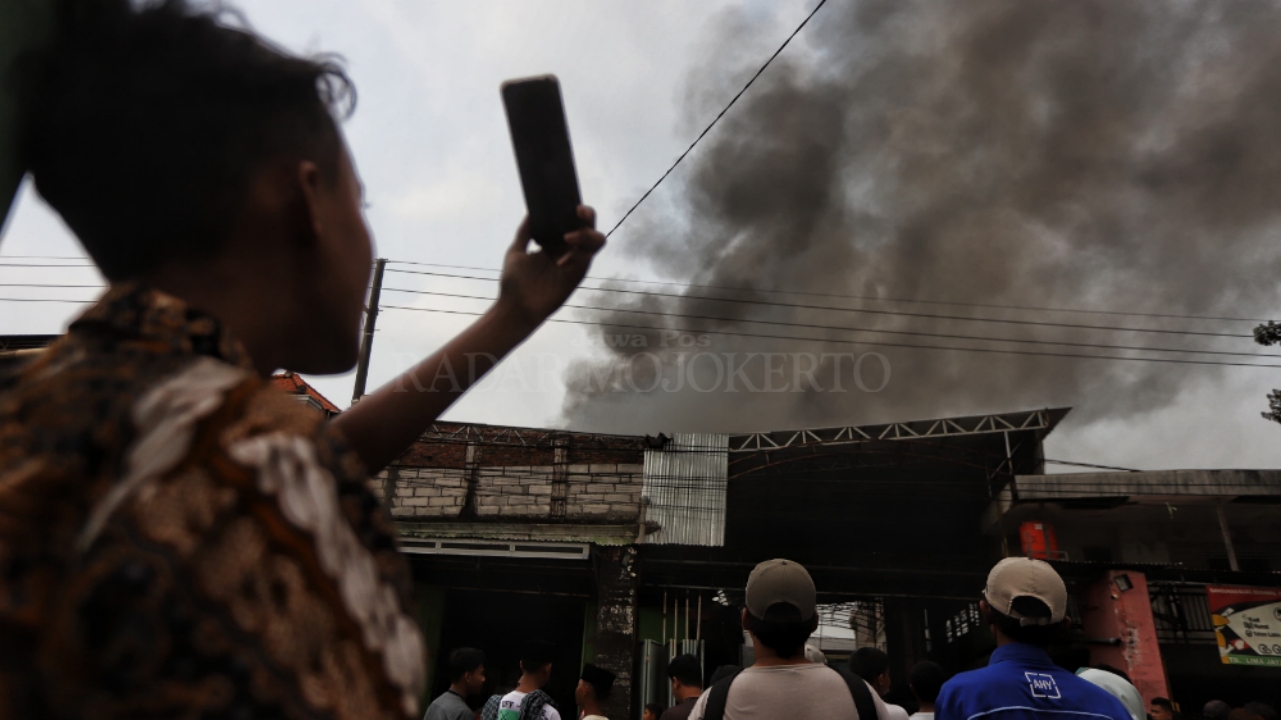 GUDANG RONGSOKAN: Kebakaran melanda gudang rongsokan di Gedeg, Rabu (23/4).