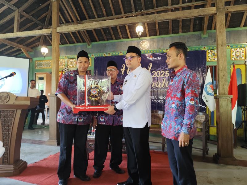 KENANG-KENANGAN: Ketua PPDI Kecamatan Sooko Andi Habiruddin memberikan cenderamata kepada Wakil Bupati Mojokerto Muhammad Rizal Octavian, kemarin (23/4).
