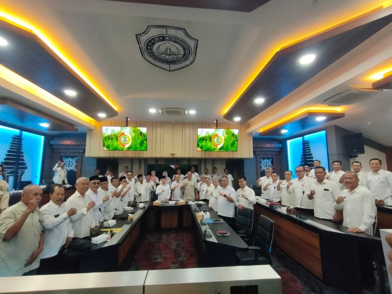 KONSOLIDASI: Bupati Mojokerto Muhammad Albarraa melakukan audiensi bersama Persaudaraan Kepala Desa (PKD) Indonesia Kabupaten Mojokerto di Ruang Satya Bina Karya (SBK) Pemkab Mojokerto, kemarin (23/4)