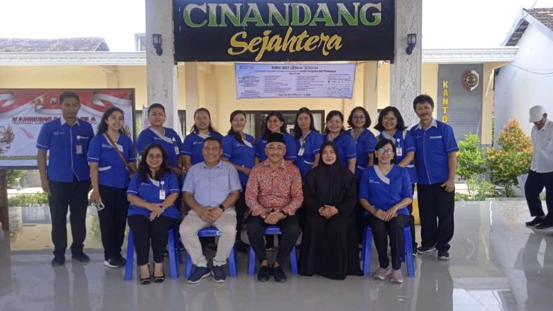 BERI FASILITAS: Pemeriksaan kesehatan dan pengobatan gratis berlangsung di Balai Desa Cinandang, Kecamatan Dawarblandong, kemarin (24/4).