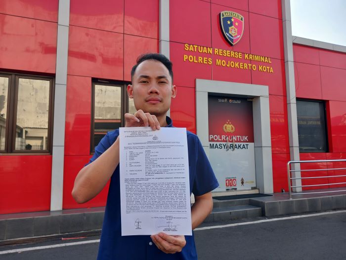 MERUGI: General Manager PT DKLK Andrew usai membuat laporan di Polres Mojokerto Kota, kemarin (24/4).