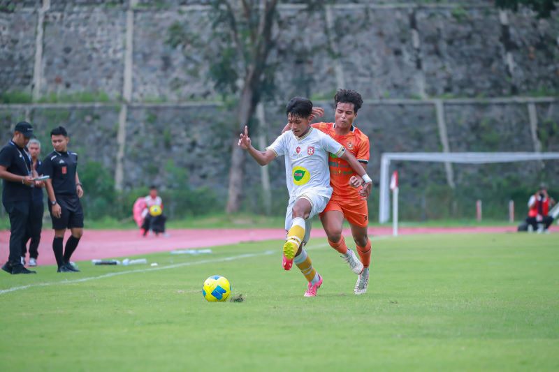 PERCAYA DIRI: Pemain PS Mojokerto Putra menghindari tekel pemain Persidi Idi di laga perdana babak 64 besar grup G Liga 4 Nasional di Stadion UNS Solo, Senin (21/4).