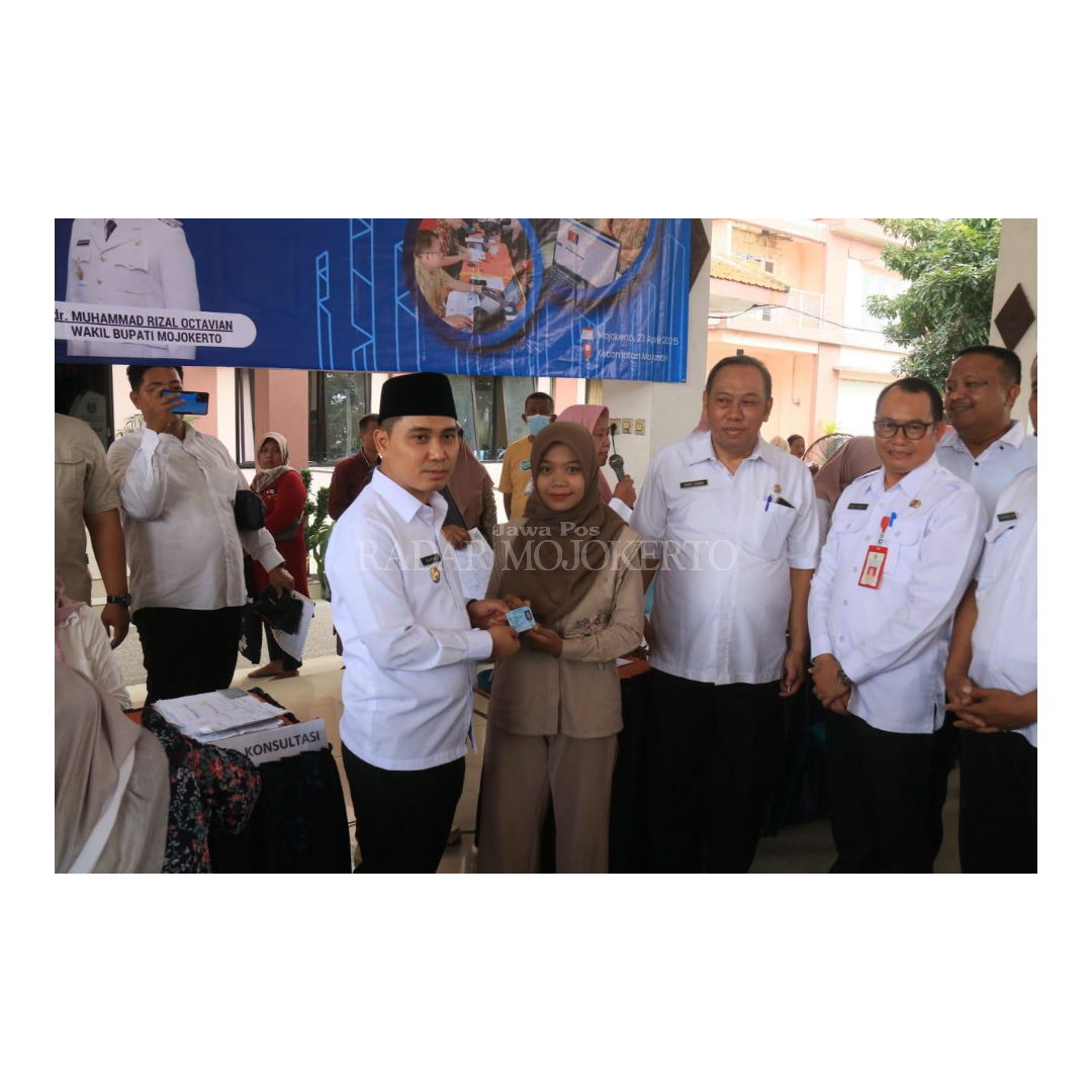 TEROBOSAN: Bupati Albarraa didampingi Kepala Dispendukcapil Amat Susilo menyapa masyarakat yang mengurus adminduk pada program GISA di Pendapa Kecamatan Mojosari, Rabu (23/4).