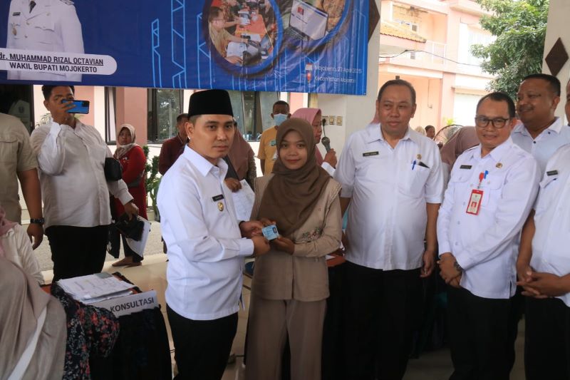 SEMRINGAH: Bupati Mojokerto Muhammad Albarraa menyerahkan e-KTP kepada salah satu warga yang mendapat kemudahan dalam pengurursan Adminduk pada program GISA di Pendapa Kecamatan Mojosari, Rabu (23/4).
