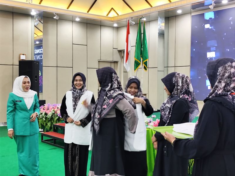 MANDIRI: Ketua PC Fatayat NU Kabupaten Mojokerto Rahmi Lailatul Mubarokah menyerahkan rompi putih kepada perwakilan pengurus menandai perayaan Harlah ke-75 Fatayat NU, kemarin (24/4).