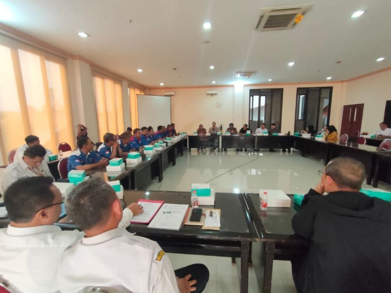 MENGADUKAN NASIB: Komisi IV DPRD Kabupaten Mojokerto menggelar audiensi dengan para pekerja, manejemen perusahaan, hingga pemerintan selaku pengawas untuk mencari solusi persoalan di PT Pakerin, Rabu