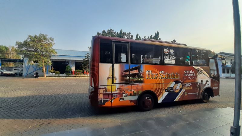 ANGKUTAN: Bus sekolah saat kembali ke kantor Dishub Kota Mojokerto setelah melakukan penjemputan siswa.