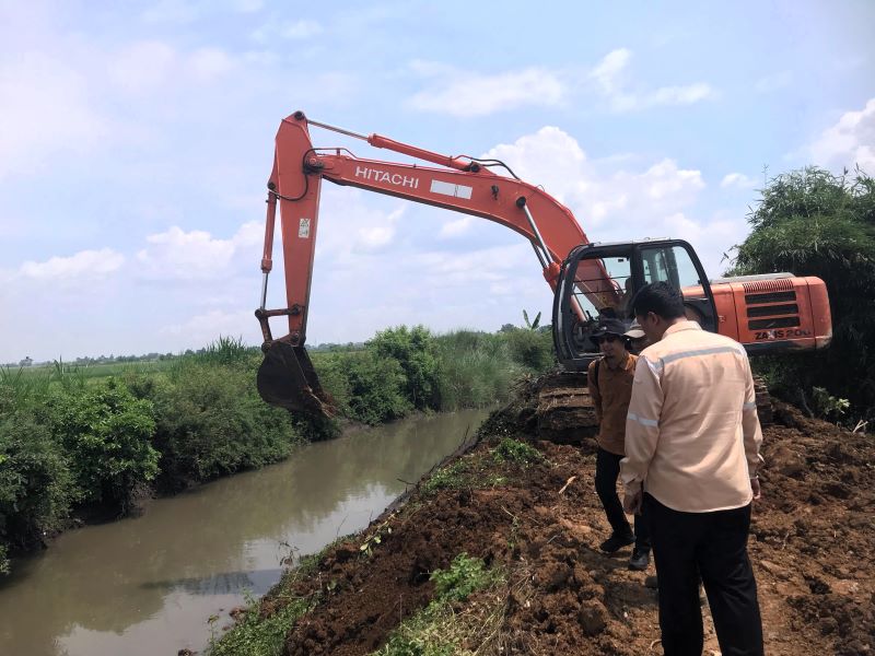 DIKERUK: DPUPR Kabupaten Mojokerto melakukan normalisasi afvoer Sungai Jombok di Desa Tempuran, Kecamatan Sooko, hingga beberapa hari ke depan.