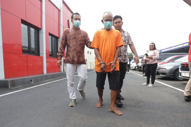 AKSI HINA: Tersangka dukun pemerkosa bocah dibawa ke tahanan setelah diperiksa dari Unit PPA Satreskrim Polres Mojokerto Kota, kemarin (25/4).