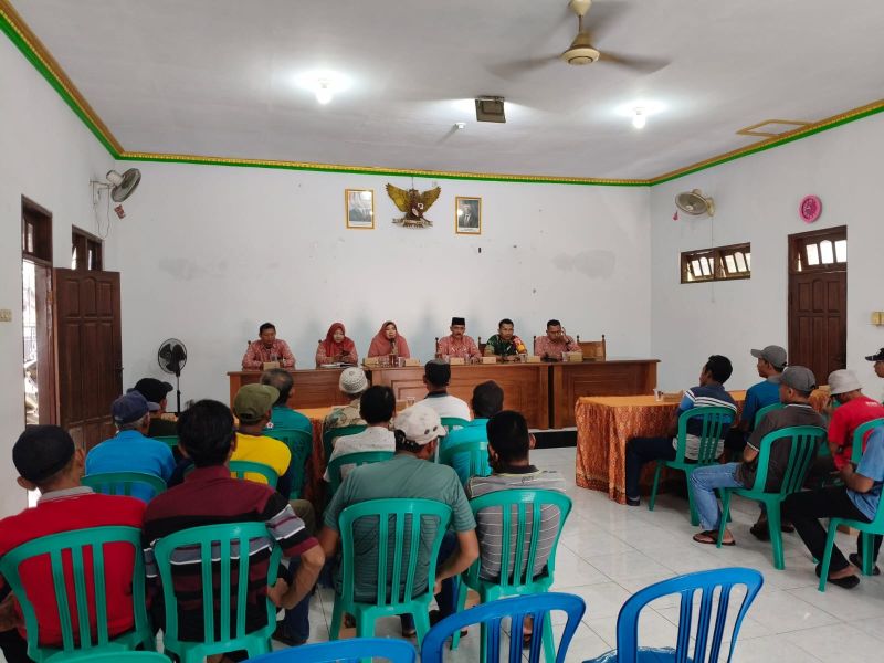 BANTU PETANI: Pemerintah Desa Gayaman, Kecamatan Mojoanyar, menyosialisasikan mekanisme penyerapan gabah kepada 20 petani di balai desa setempat, Senin (14/4).