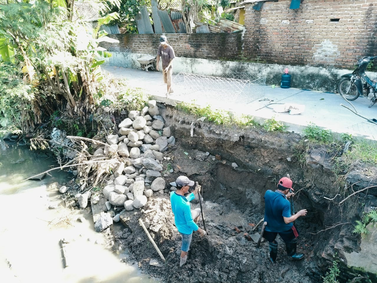 BAHU MEMBAHU: Warga Dusun Gayaman, Desa Gayaman, membangun tanggul bronjong usai dihantam derasnya aliran sungai beberapa waktu lalu.
