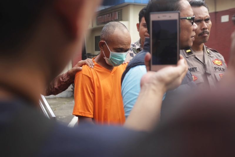 TUA-TUA KELADI: Tersangka dukun abal-abal yang merudapaksa bocah dan gadis digelandang ke tahanan usai diperiksa penyidik Unit PPA Satreskrim Polres Mojokerto Kota, Jumat (25/4).