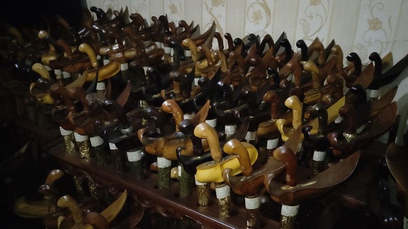 ANTIK: Beragam koleksi keris yang tersimpan di ruang Peringgitan kantor Pemkab Mojokerto.