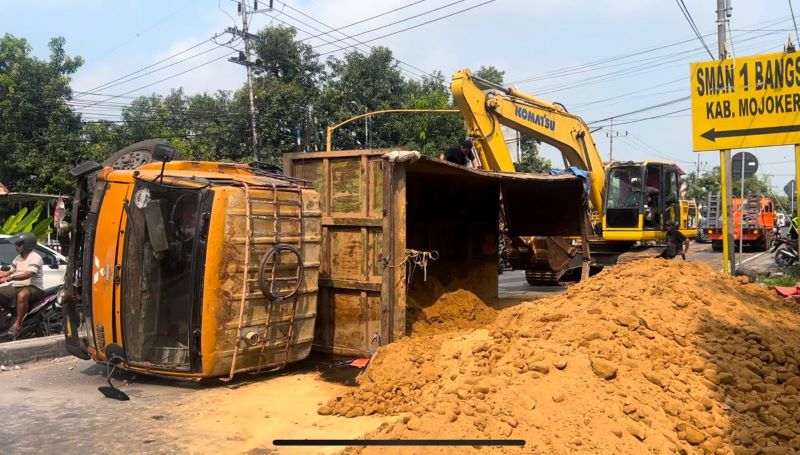 CELAKA: Kondisi truk yang terguling usai menabrak separator depan SPN, Jalan Raya Bangsal, kemarin (25/4).