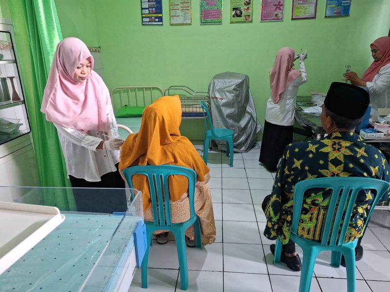 CEGAH PENULARAN: Petugas medis puskesmas memberikan vaksin meningitis dan polio kepada calon jemaah haji Kabupaten Mojokerto beberapa waktu lalu.
