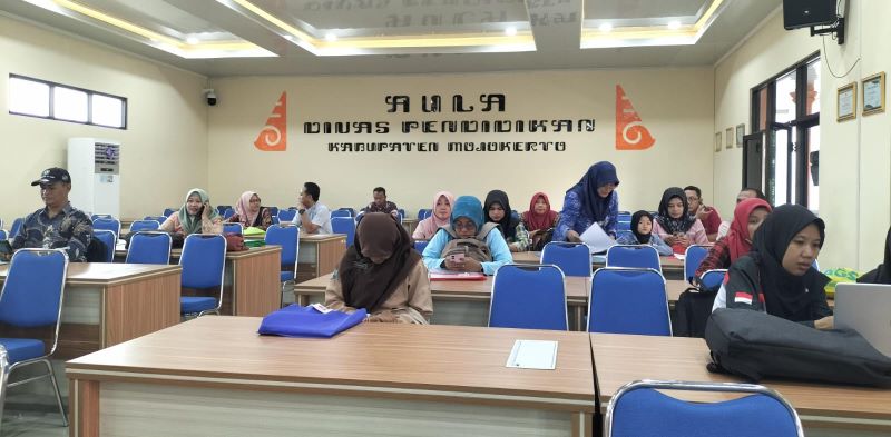 HARI TERAKHIR: Tim SPMB SMP negeri tengah memverifikasi dan mevalidasi berkas persyaratan jalur mutasi dan prestasi, Jumat (25/4).