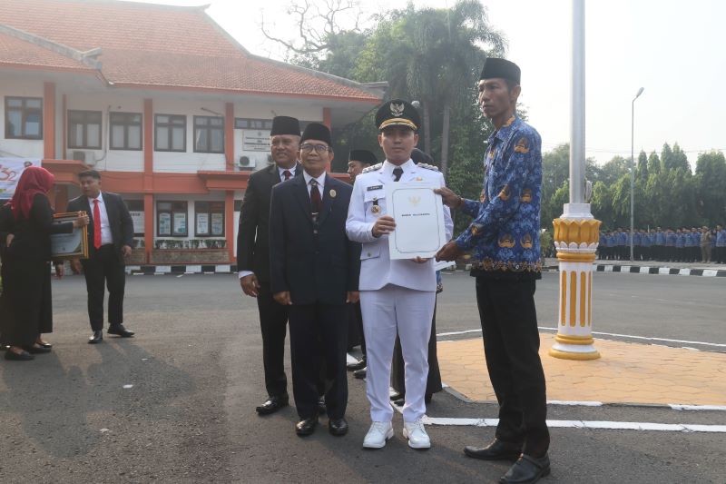 SEMRINGAH: Bupati Muhammad Albarraa didampingi Kepala Kanreg II BKN Surabaya A. Darmuji dan Sekdakab Teguh Gunarko menyerahkan petikan keputusan bupati tentang pengangkatan kepada ratusan CPNS.