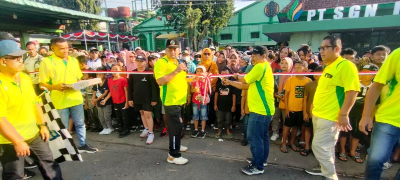 MERIAH: General Manajer Pabrik Gula Gempolkrep PT Sinergi Gula Nusantara Edy Purnomo memberangkatkan ribuan peserta jalan sehat, menyambut musim giling 2025, Minggu (27/4).