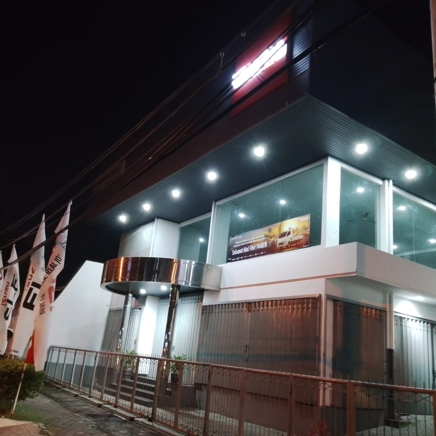 DIPOLISIKAN: Dealer Dwijaya Isuzu Mojokerto di Jalan Jayanegara, Puri yang dilaporkan kepolisian, kemarin (27/4). Pelaporan itu lantaran eks kepala cabangnya diduga menggadaikan BPKB truk.