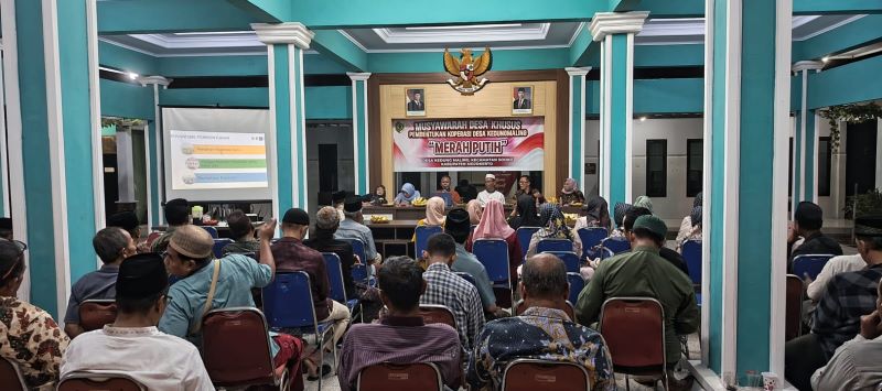 PENGURUS ANYAR: Kepala Desa Kedungmaling Edy Prabowo memimpin musdessus terkait pembentukan pengurus Koperasi Merah Putih, Jumat (25/4).