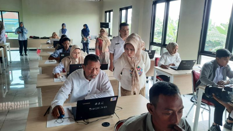 TRYOUT: Tenaga non-ASN di lingkungan Pemkot Mojokerto saat mengikuti simulasi ujian berbasis CAT di Sentra IKM Batik sebagai bekal persiapan mengikuti seleksi PPPK.