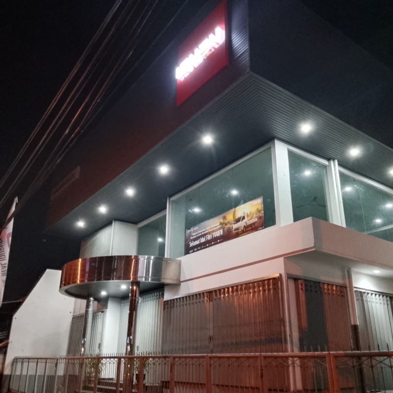 DIPOLISIKAN: Dealer Dwijaya Isuzu Mojokerto di Jalan Jayanegara, Puri yang dilaporkan kepolisian, kemarin (27/4). Pelaporan itu lantaran eks kepala cabangnya diduga menggadaikan BPKB armada.
