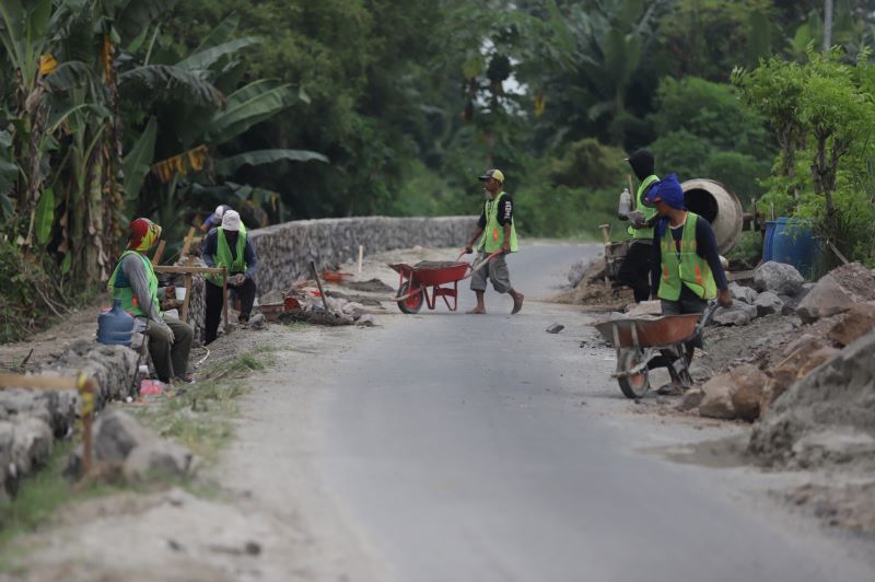 DIKEBUT: Pengerjaan pelebaran jalan menuju standar ruas Kepuhanyar-Ngimbangan digeber, Senin (28/4). Proyek senilai Rp 6,1 miliar itu ditargetkan mampu memperbaiki kondisi ruas jalan.