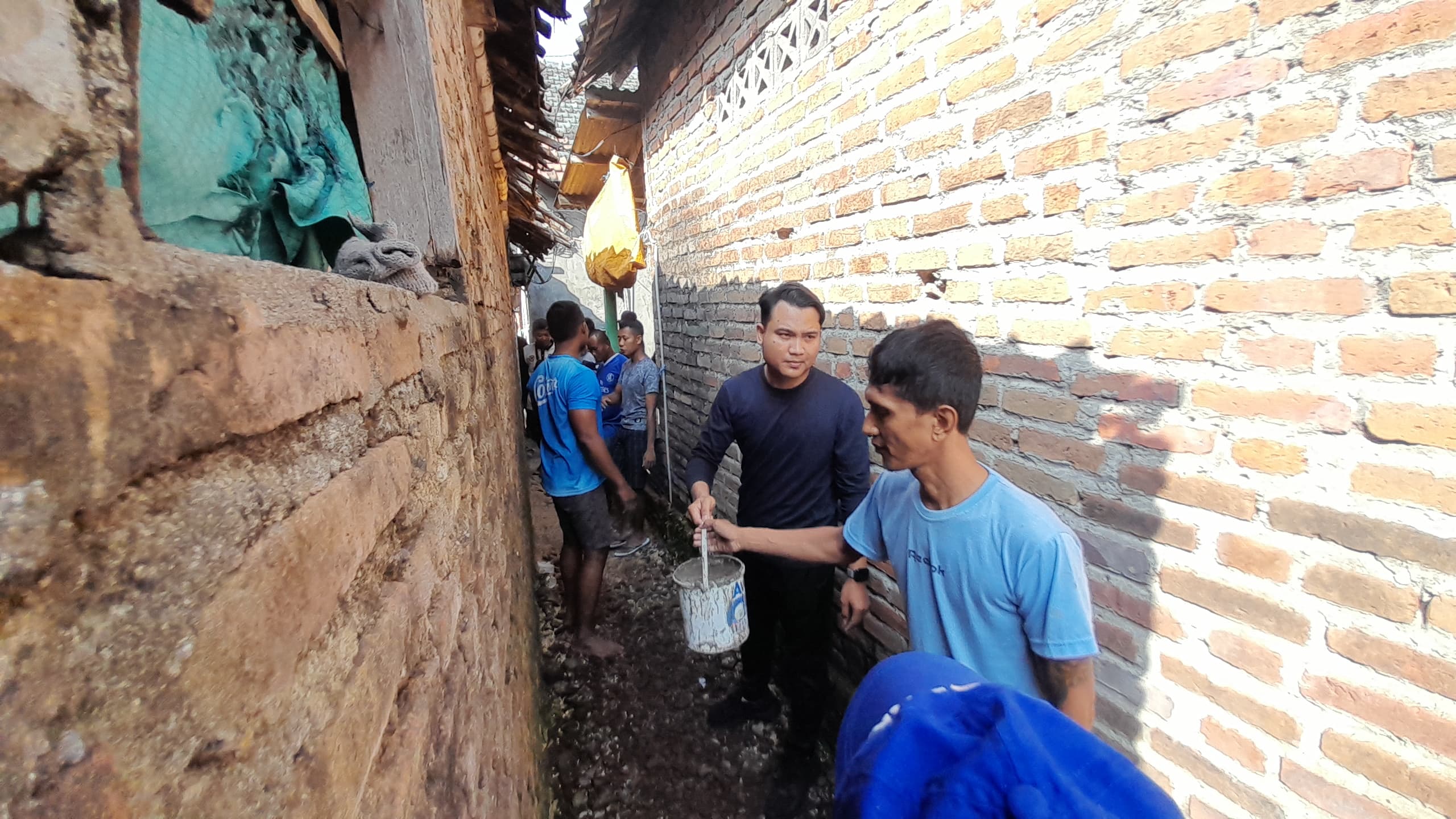 TERGERAK: Lurah Gunung Gedangan Andika Dewantara bersama elemen masyarakat serta pilar-pilar sosial secara swadaya membantu perbaikan rumah warga terdampak kebakaran, Minggu (27/4).