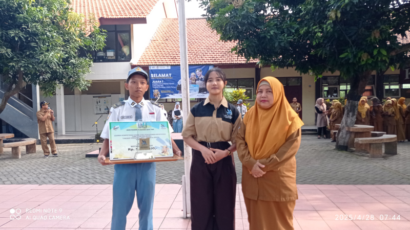 BANGGA: Kepala SMKN 1 Dlanggu Irni Istiqomah menyerahkan trofi yang berhasil didapat Rindy di ajang LKS Dikmen 2025, kemarin (28/4).