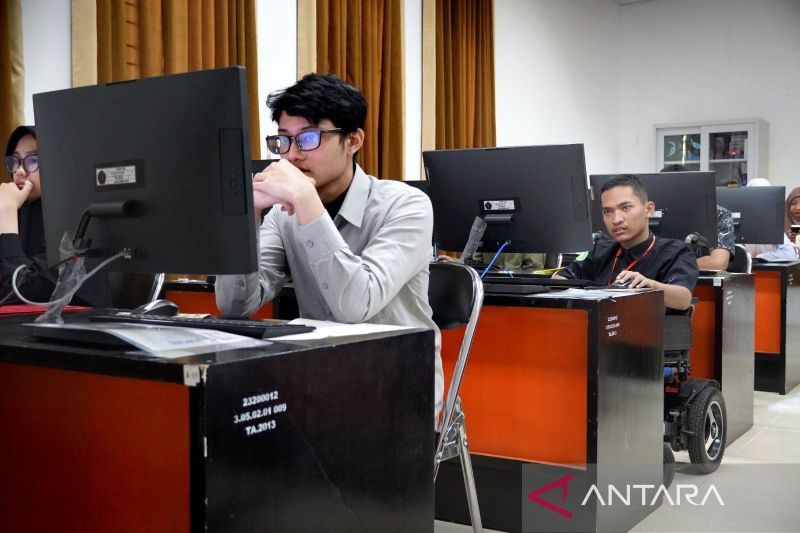 UJIAN PTN: Peserta ujian tulis berbasis komputer (UTBK) dengan disabilitas di Gedung FISIP Universitas Brawijaya (UB), Rabu (23/4).