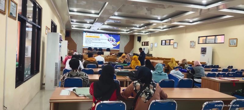 TIGA HARI: Ratusan wali murid luar daerah menyerahkan berkas kepada panitia SPMB sebagai syarat pendaftaran masuk ke SMP negeri, kemarin (28/4).