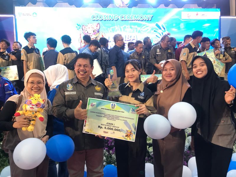 BERPRESTASI: Kepala Cabdindik Jatim Wilayah Kabupaten-Kota Mojokerto Mudianto memberikan apresiasi kepada siswa SMKN 1 Dlanggu usai meraih juara di ajang LKS Dikmen.