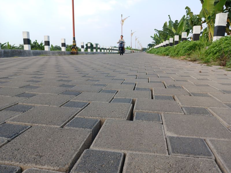 BERCELAH: Kondisi paving Jalan Ir Soekarno, Kota Mojokerto, yang renggang, kemarin (29/4). Pekan lalu, sejumlah titik dibongkar ulang oleh DPUPR Kota lantaran kondisinya renggang dan bergoyang.