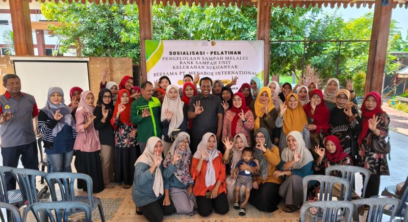EKONOMI SIRKULAR: Seluruh peserta di Balai Desa Sukoanyar, Kecamatan Ngoro mengabadikan diri selepas pelatihan bank sampah, kemarin (29/4).