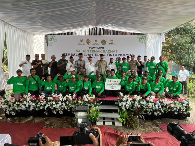 KEMANDIRIAN: Ketua Baznas RI, KH. Noor Achmad bersama Bupati Mojokerto Muhammad Albarraa meluncurkan dua balai ternak di Desa Tamiajeng, Kecamatan Trawas, Selasa (29/4).
