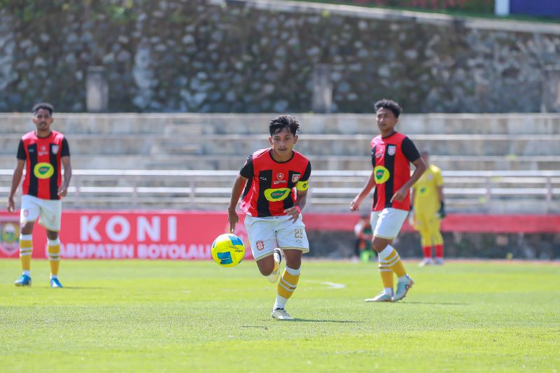 SENDIRIAN: Pemain PSMP menggiring bola saat menghadapi PS Kwarta di Stadion Kebogiro, Boyolali, Selasa (29/4).