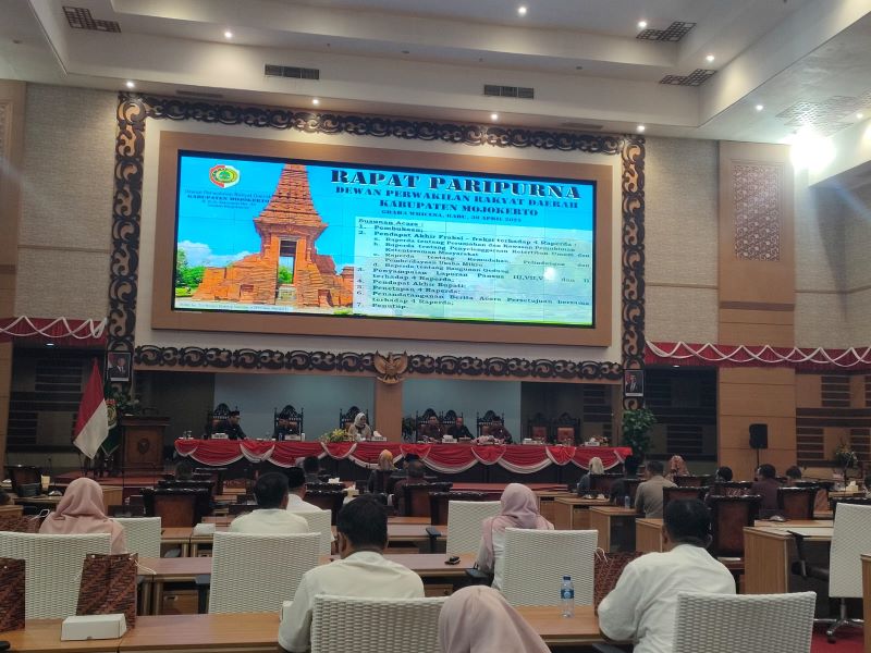 DISEPAKATI: DPRD Kabupaten Mojokerto dan Pemkab Mojokerto menyepakati empat raperda dalam rapat paripurna di gedung DPRD Kabupaten Mojokerto, kemarin (30/4).&nbsp;