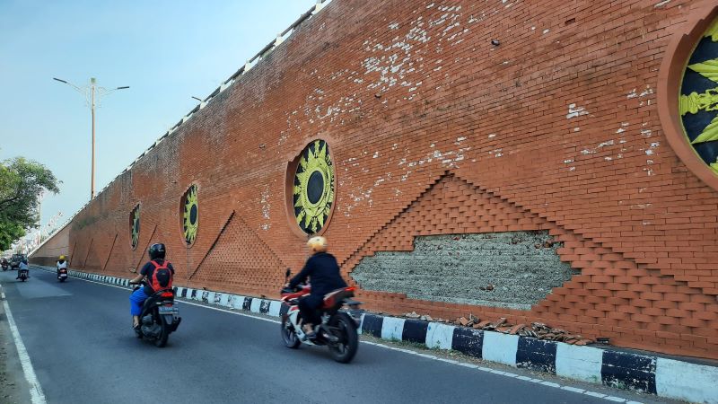 AMBROL: Kondisi konstruksi batu bata bercorak Majapahitan pada dinding sisi timur Jembatan Gajah Mada yang ambrol, kemarin (30/4).