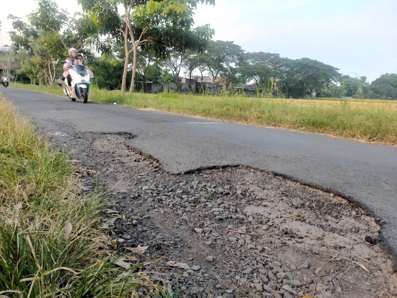DIKELUHKAN: Kondisi jalan di Lingkungan Kuti Selatan, Kelurahan Gunung Gedangan, Kecamatan Magersari, Kota Mojokerto, yang mengalami kerusakan.