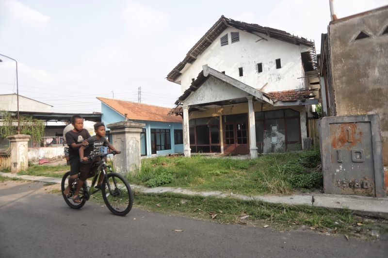 DIPERSOALKAN: Sidang agenda pemeriksaan setempat di objek sengketa lahan bekas kantor Kelurahan Gunung Gedangan, Kecamatan Magersari, Kota Mojokerto, Senin (21/4).