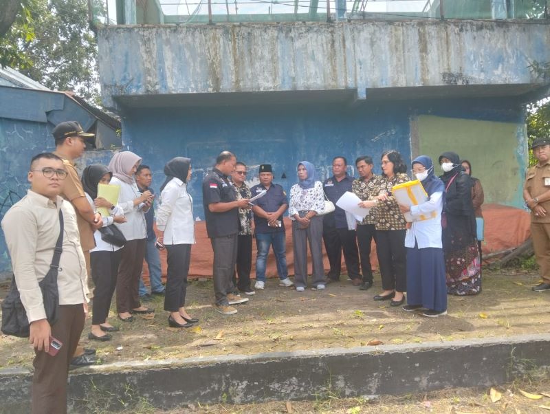 DIPERSOALKAN: Sidang agenda pemeriksaan setempat di objek sengketa lahan bekas kantor Kelurahan Gunung Gedangan, Kecamatan Magersari, Kota Mojokerto, Senin (21/4).