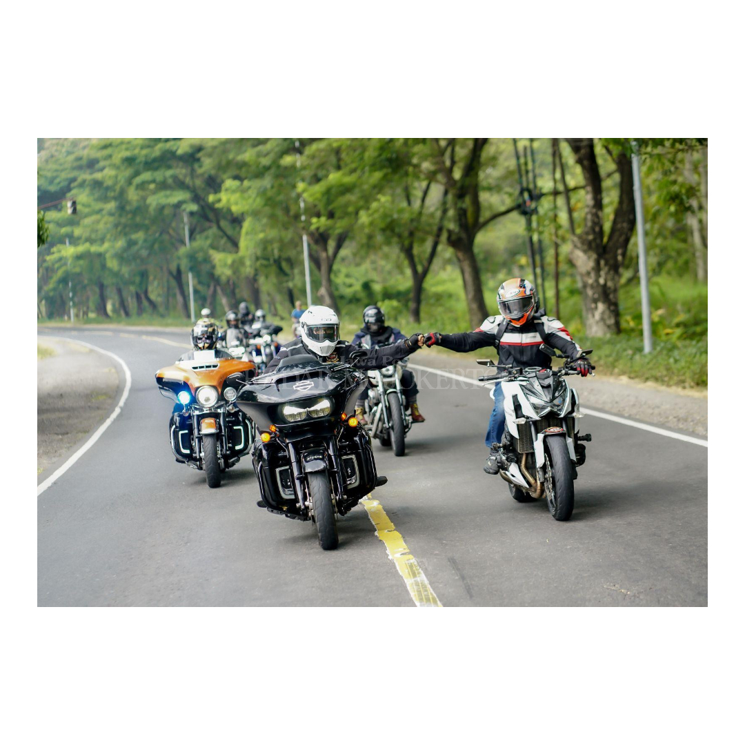 TOURING: Anggota HDCI Mojokerto Raya ketika dalam perjalanan menuju Jawa Tengah, Jumat (2/5).