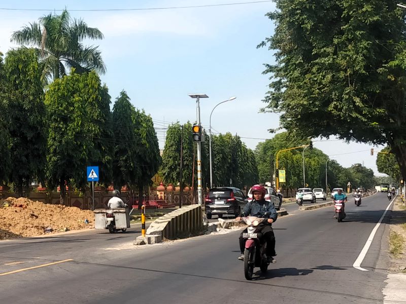 RAMBU PERINGATAN: Median jalan di depan SPN Polda Jatim, Desa Puloniti, Kecamatan Bangsal, Mojokerto, telah dipasangi rambu flashing light.